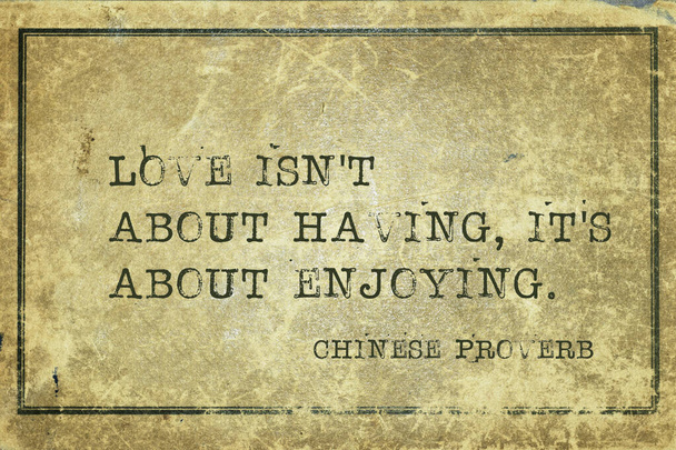Η αγάπη δεν έχει να κάνει με το να έχεις, αλλά με το να απολαμβάνεις - αρχαία κινεζική παροιμία τυπωμένη σε παλιό χαρτόνι grunge vintage - Φωτογραφία, εικόνα