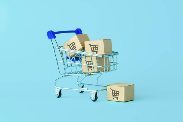 ショッピングカートのシンボル付きオンラインショッピングコンセプト - 写真・画像