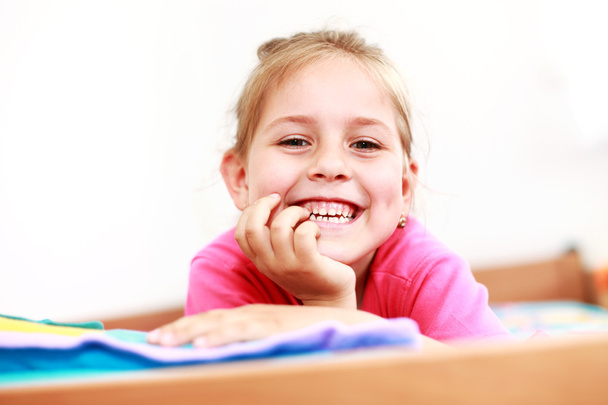 Kaunis pieni tyttö hymyilee vilpittömästi
 - Valokuva, kuva