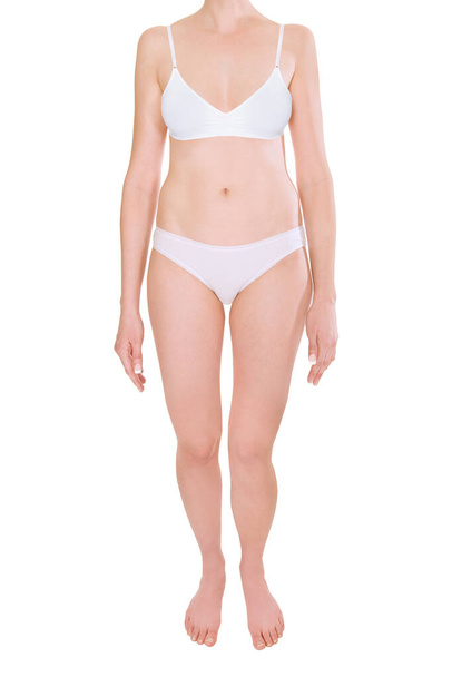 Slim giovane donna indossa biancheria intima casual, isolato su sfondo bianco studio - Foto, immagini
