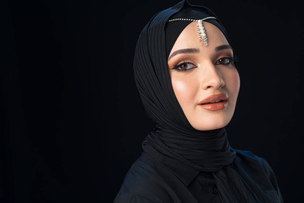Close up portrait of beautiful muslim girl dressed in hijab - Fotoğraf, Görsel