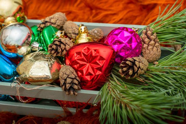 松の小枝クリスマスの装飾と松のコーンと木製の箱。高品質の写真 - 写真・画像