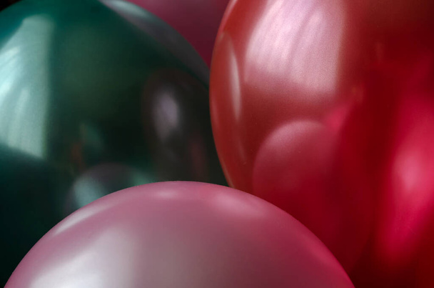 Shiny Balloons close-up. Red, pink and green. Holiday attribute. Selective focus. - Foto, Bild