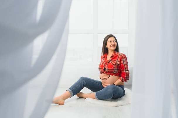 子供を待っている幸せな妊娠中の若い女性 - 写真・画像
