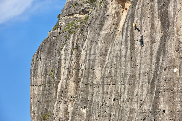 Escaladores en una pared de granito. Deporte extremo. Actividad de montaña al aire libre - Foto, Imagen