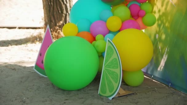 Barevné balónky dekorace - Záběry, video