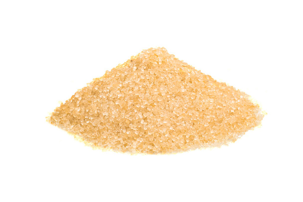 bruine suiker geïsoleerd op een witte achtergrond - Foto, afbeelding