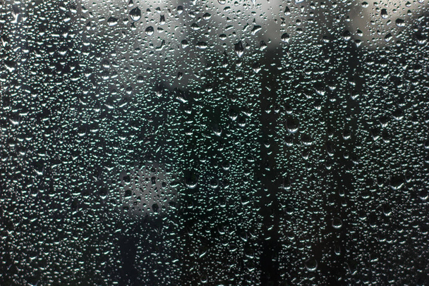 大雨と雷雨の後の窓ガラスと滴の落下、選択的な焦点 - 写真・画像