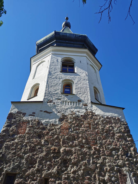 La Torre del Ayuntamiento es una torre cuadrangular de piedra de la fortaleza medieval de Vyborg en la ciudad de Vyborg contra el cielo azul.. - Foto, Imagen