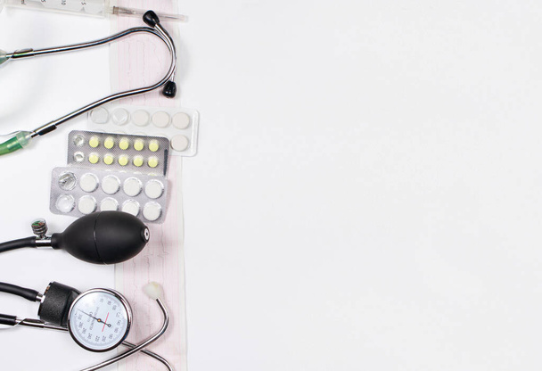 Medizinische Instrumente Tonometer, Phonendoskop, EKG und Medizin mit einem Platz für Text. Ärzte, Krankenschwestern, Hausärzte, Gesundheitstag, Krank, Bluthochdruck. - Foto, Bild