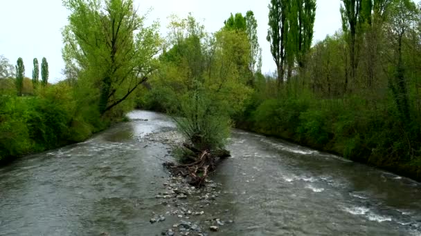 Torinó folyó Po, amely átszeli a várost vízesésekkel - Felvétel, videó