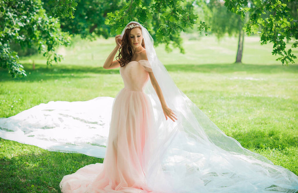 Gyengéd elegáns fiatal menyasszony rózsaszín pasztell esküvői ruha, divatos divatos divatos gyűjtemény - Fotó, kép