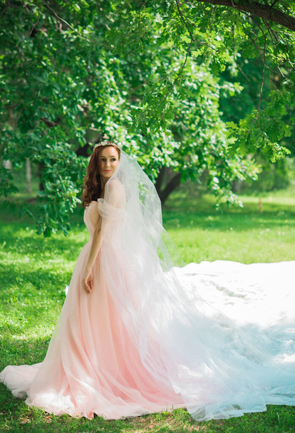 Tierna novia joven elegante en vestido de novia de color rosa pastel, colección de lujo de moda - Foto, imagen