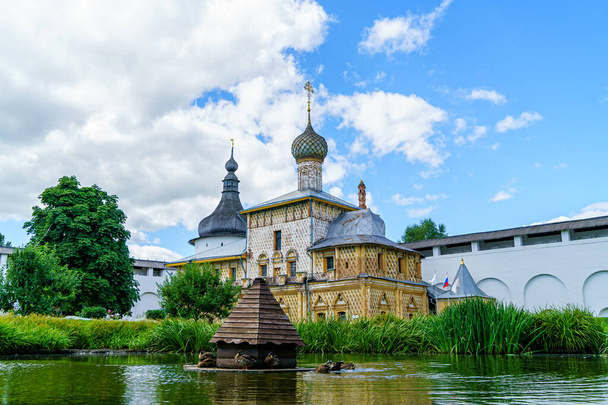 Rostov, Russia. Church of the Icon of the Mother of God Hodegetria in the Kremlin. Pond. Rostov Kremlin - 写真・画像