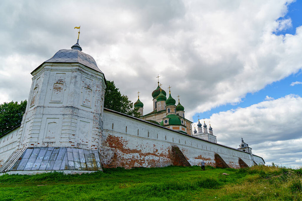 Pereslavl-Zalessky, Rússia. Catedral da Assunção da Santíssima Virgem Maria. Torre nordeste. Mosteiro da Assunção de Goritsky - Foto, Imagem