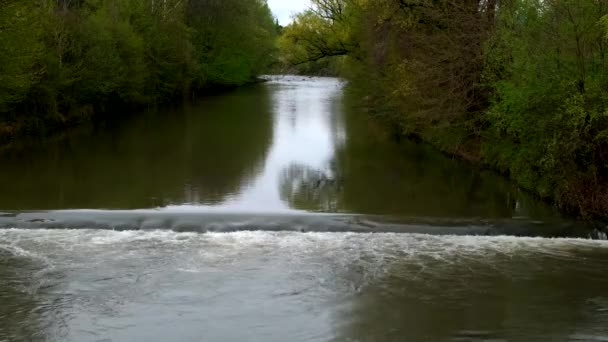 Rzeka Turyn Po, która przecina miasto z wodospadami - Materiał filmowy, wideo