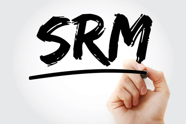 SRM - аббревиатура Sustainability Risk Management с маркером, бизнес-концепцией backgroun - Фото, изображение