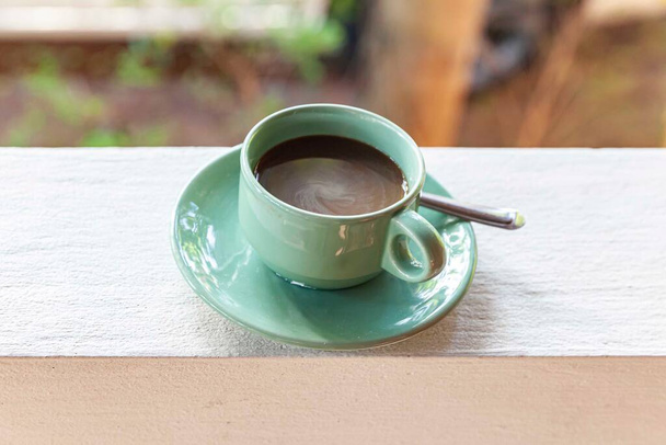Egy forró Americano csésze az asztalon egy modern kávézó belsejében - Fotó, kép
