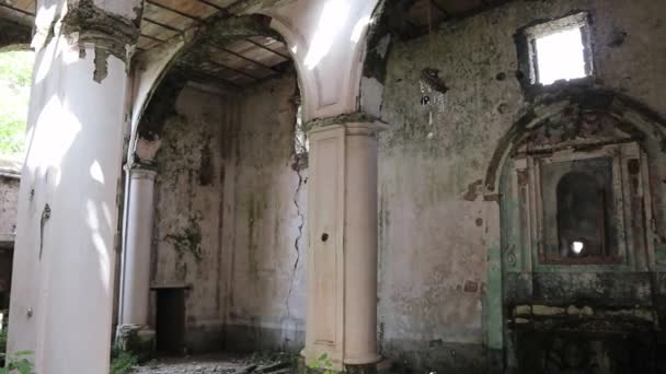 Lancusi, Kampania, Włochy - 29 czerwca 2021: Przegląd wnętrza zrujnowanego kościoła San Giovanni Battista - Materiał filmowy, wideo
