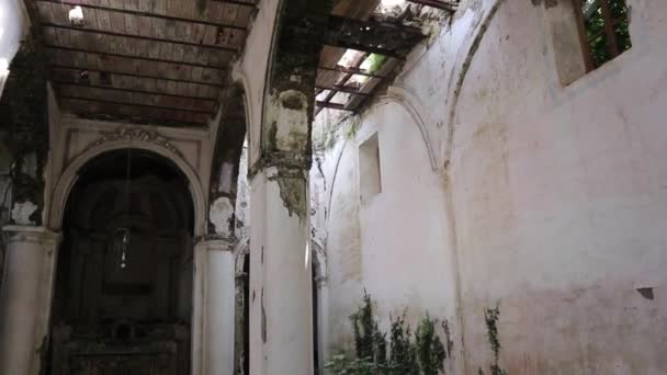Lancusi ��� Panoramica dell'interno della chiesa diroccata di San Giovanni Battista - Кадри, відео