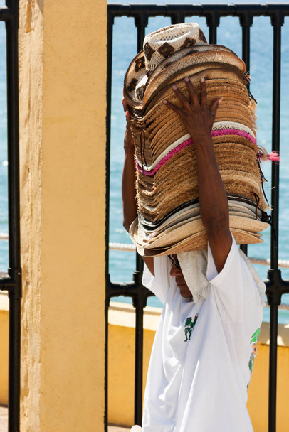 man with stack of hats above head - Foto, Imagem