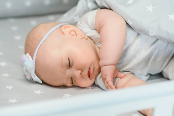 Newborn baby sleep first days of life. Cute little newborn child sleeping peacefully - Foto, Bild