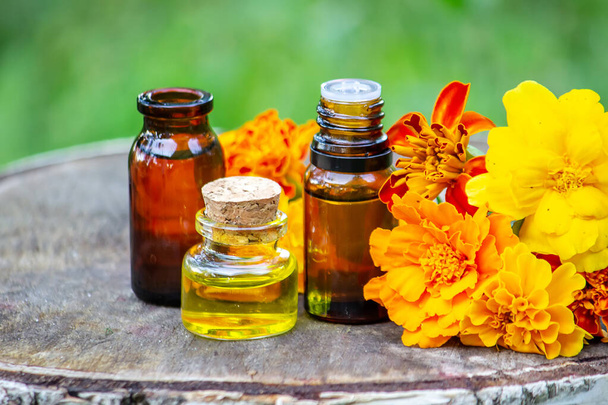 olejki eteryczne i lecznicze zioła kwiatowe. Skupienie selektywne - Zdjęcie, obraz