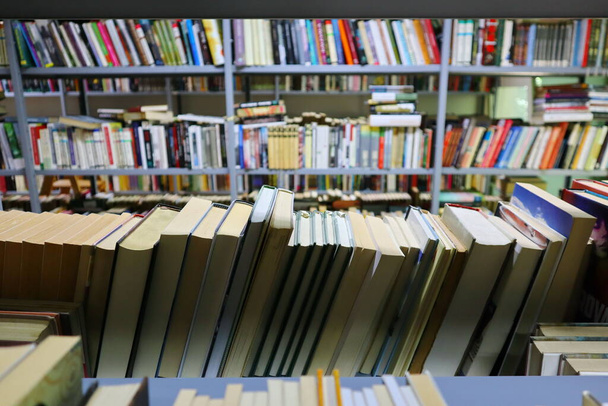 Книги на полке библиотеки - Фото, изображение