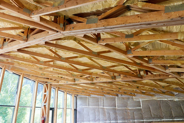 o quadro de madeira do telhado do edifício. construção eficiente em termos energéticos.  - Foto, Imagem