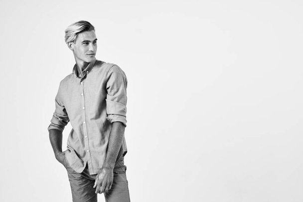 ελκυστικός άνθρωπος με μοντέρνο χτένισμα στο στούντιο πουκάμισο μοντέρνο στυλ - Φωτογραφία, εικόνα