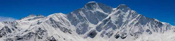 Vue panoramique sur les montagnes du Caucase depuis Cheget, hauteur 3050 mètres, Kabardino-Balkarie, Russie. Photo des sommets enneigés contre le ciel bleu. - Photo, image