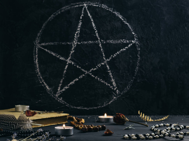 Bodegón místico con libros sobre magia antigua, pentagrama, velas y símbolos - Foto, Imagen