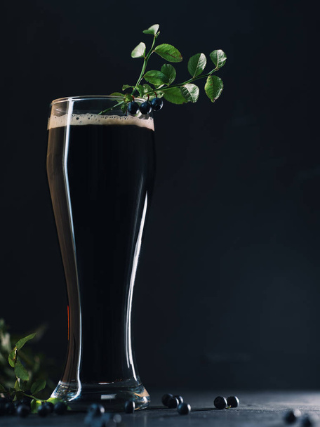 Artesanía cerveza oscura fuerte con arándanos - Foto, imagen