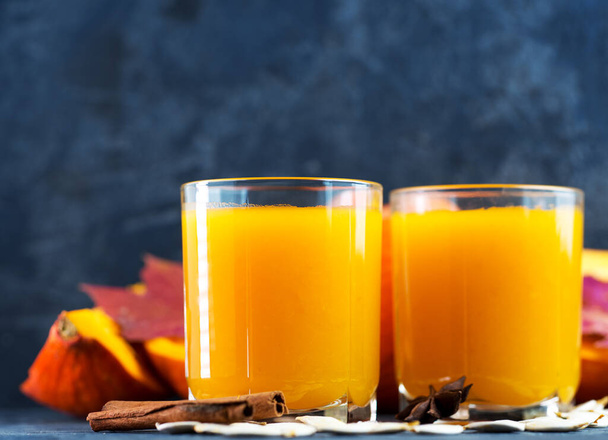 Dvě sklenice dýňového džusu na stole. Javorové podzimní listy, skořicové tyčinky, javorová semínka. Podzimní skladba - Fotografie, Obrázek