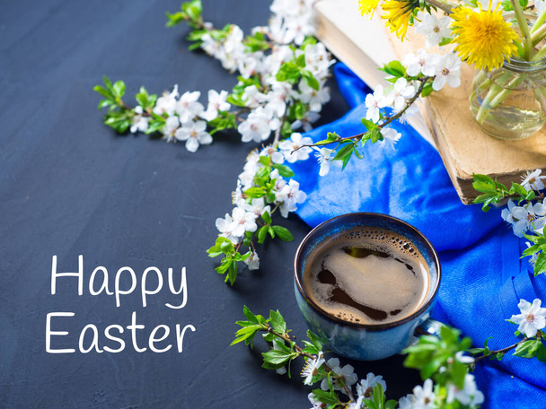 Весняна композиція для Великодня, чашка кави, квітучі гілки білих вишні, жовті кульбаби. - Фото, зображення