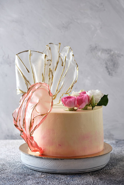 Beautiful wedding cake with delicate roses. - Fotoğraf, Görsel
