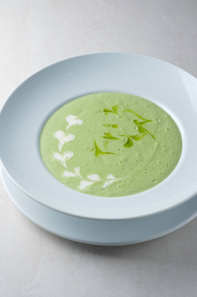 Menu dla restauracji: zupa z kremu brokułów, przyprawiona oliwką - Zdjęcie, obraz
