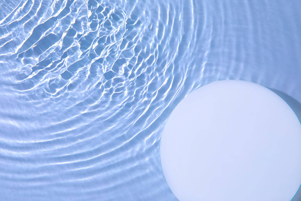 Pódio círculo branco vazio em fundo de água azul transparente com espaço de cópia - Foto, Imagem