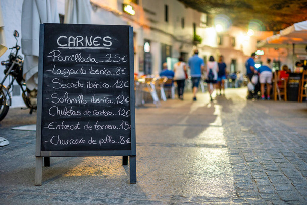 Speisekarte des Restaurants auf dem Bürgersteig von Setenil de las Bodegas, Andalusien, Spanien - Foto, Bild