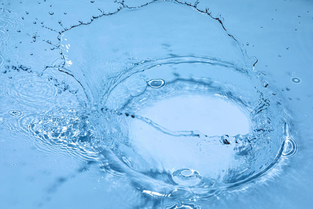 διάφανη μπλε χρωματισμένη καθαρή υφή επιφάνειας ήρεμου νερού  - Φωτογραφία, εικόνα