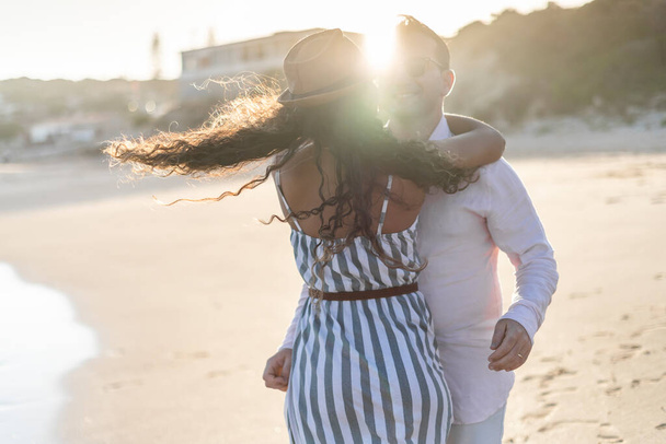 Молодая пара наслаждается временем вместе на пляже в Алгарве, Португалия - Фото, изображение