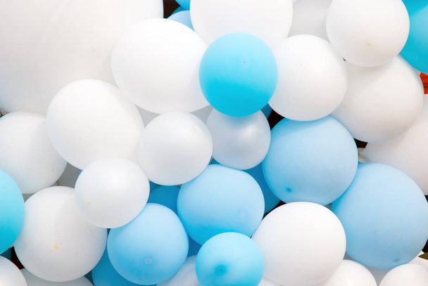 Muchos globos de colores decorados fondo de la pared, fondo de globos azules y blancos, primer plano - Foto, Imagen