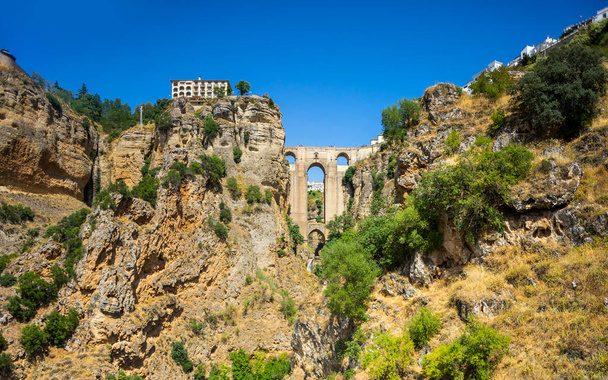 Hermosa vista del histórico puente romano que conecta dos partes de Ronda, España - Foto, Imagen