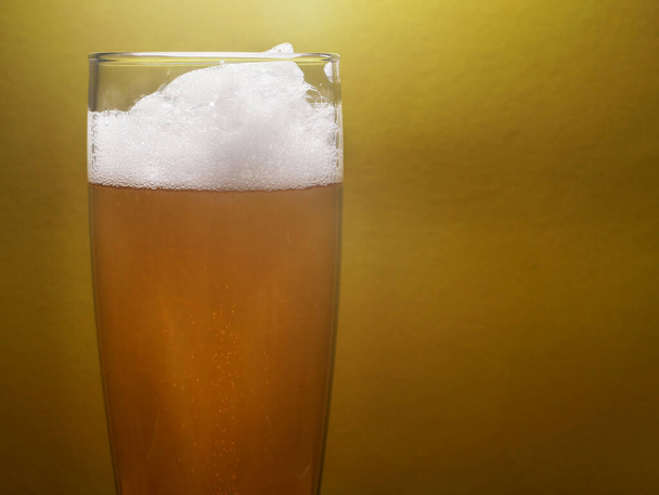 木製のテーブルの上にビールグラス。クラフトビールフェスティバル。パブで泡とビール。アルコール飲む、クローズアップ - 写真・画像