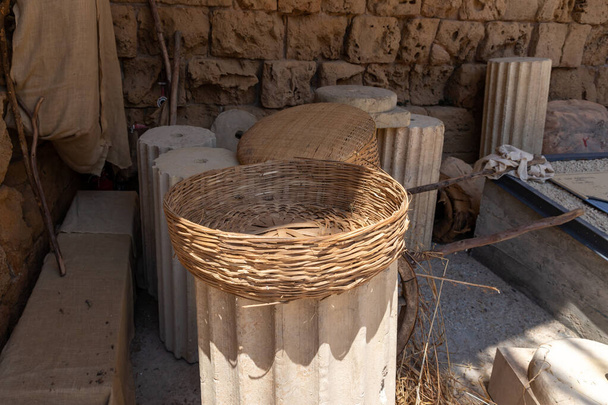Antique ξύλινο καλάθι λυγαριά στην αυλή του φρουρίου Σταυροφόρος της παλιάς πόλης της Acre στο βόρειο Ισραήλ - Φωτογραφία, εικόνα