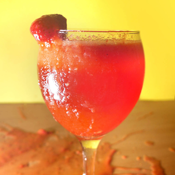 Bebida de cóctel de fresa con hielo, Mojito, cóctel alcohólico Rossini, cóctel de verano fresco, primer plano - Foto, imagen