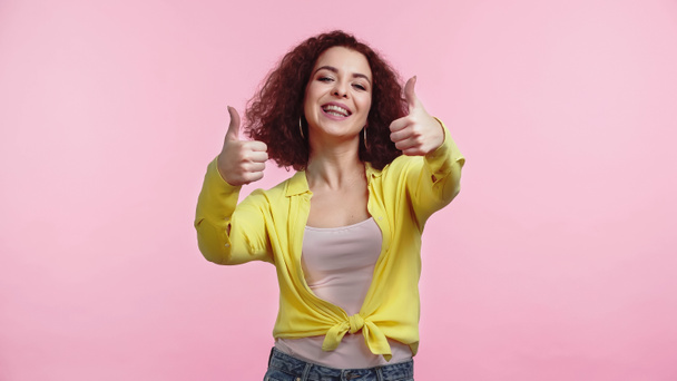 young happy woman showing thumbs up isolated on pink  - Foto, imagen