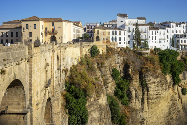 Hermosa vista del histórico puente romano que conecta dos partes de Ronda, España - Foto, Imagen