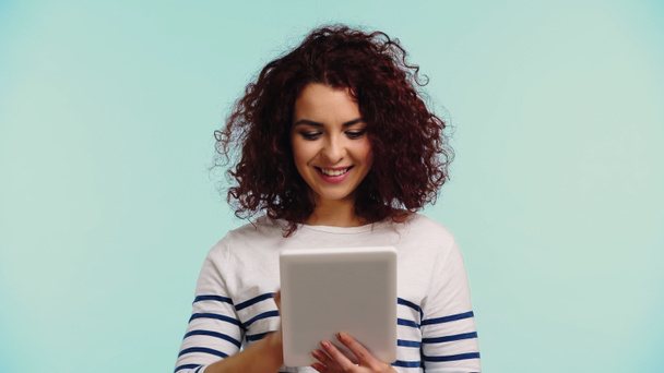 glückliche junge Frau mit digitalem Tablet isoliert auf blauem Grund  - Foto, Bild