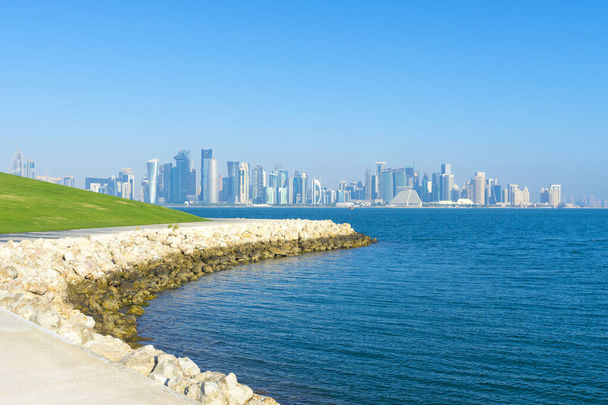 East Mound-Skyline View Park mit modernen Wolkenkratzern von Katar im Hintergrund. - Foto, Bild
